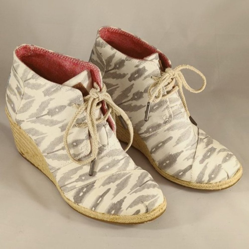 TOMS Wedge Booties Women’s 6.5 Gray White Print Lace Up Espadrille Ankle Shoes